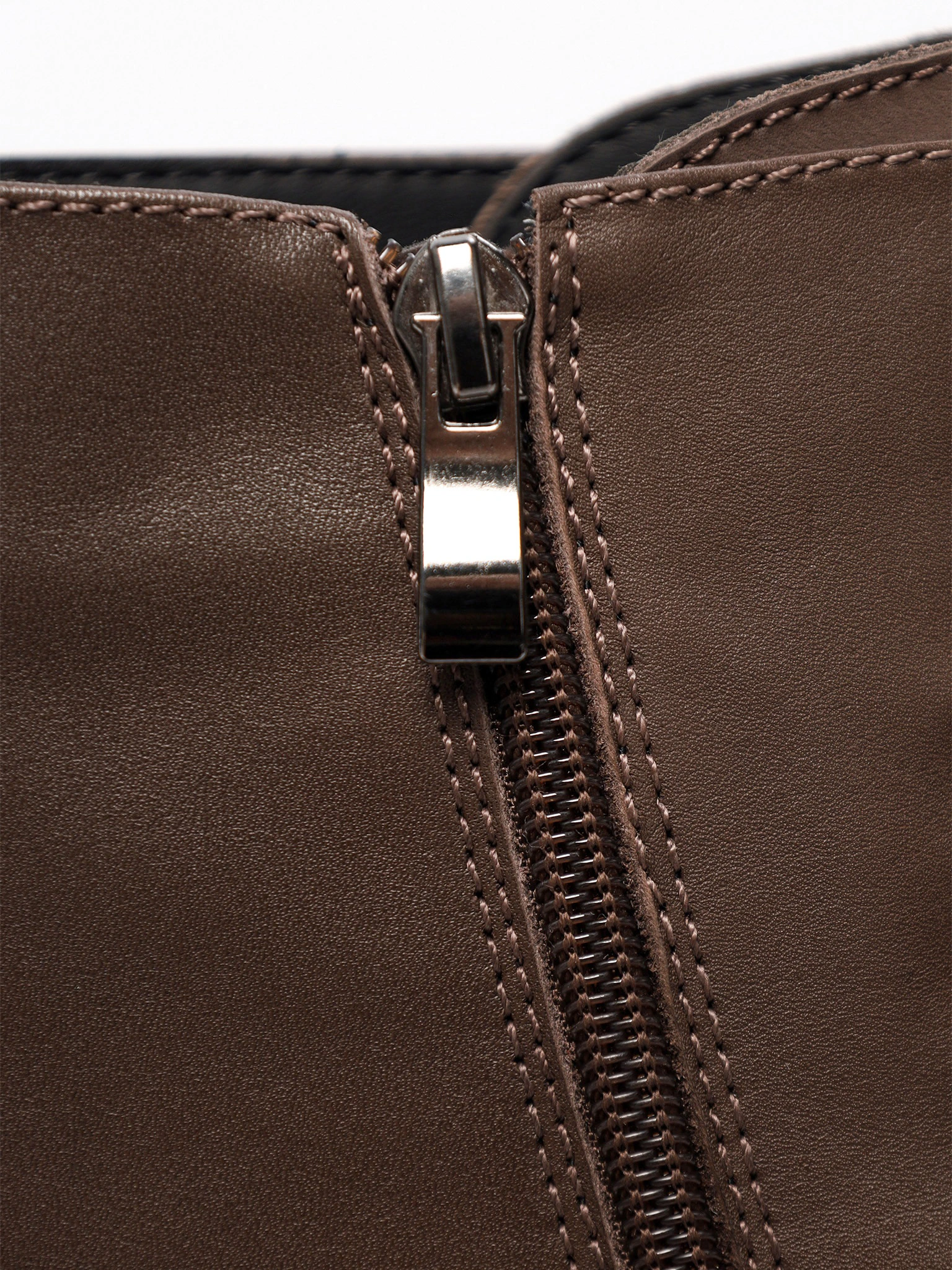 Ботинки коричневого цвета на рельефной подошве